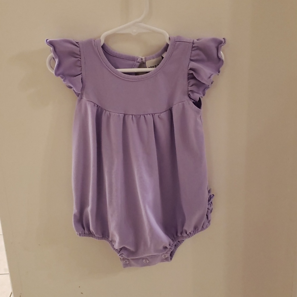 Baby girls onesie - Lavendar with ruffle-butt
